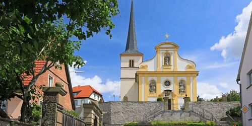 Katholische Kirche St. Cyriakus, Foto: Uwe Miethe, Lizenz: DB AG