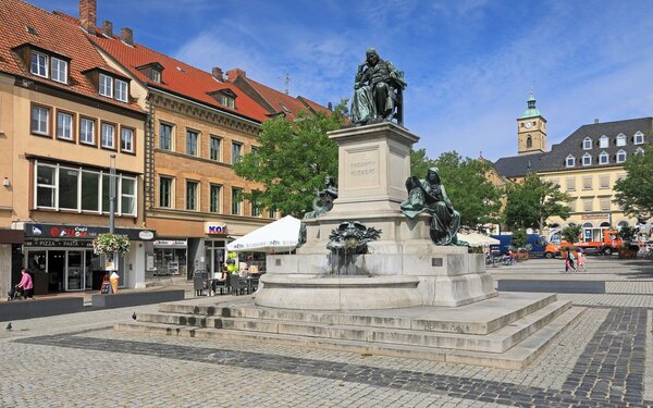 Blick über den Markt mit Friedrich-Rückert-Denkmal, Foto: Uwe Miethe, Lizenz: DB-AG