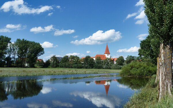 Storchenhorst Trommetsheim Kirche, Foto: TV Fränkisches Seenland