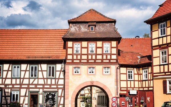 Marktplatz Königsberg i.Bay. Torbogen zum Markplatz, Foto: Florian Trykowski