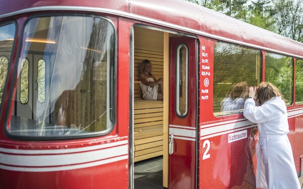 Saunakabine-Schienenbus der Altmühltherme, Foto: Dietmar Denger, Lizenz: Naturpark Altmühltal