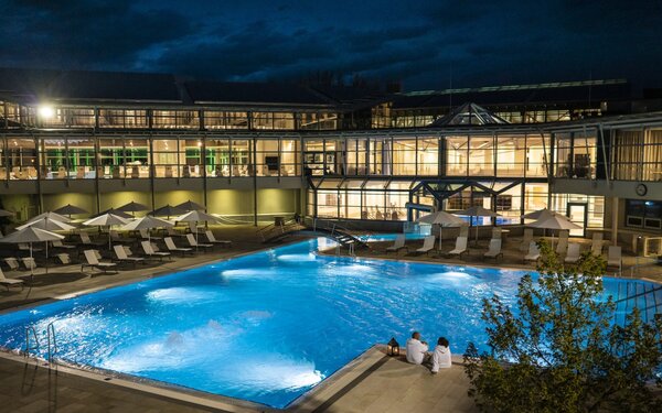 Thermalaußenbecken bei Nacht (Altmühltherme), Foto: Dietmar Denger, Lizenz: Naturpark Altmühltal