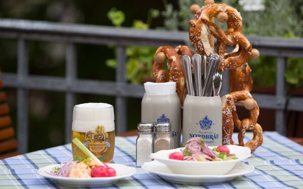 Brotzeit im Kastaniengarten