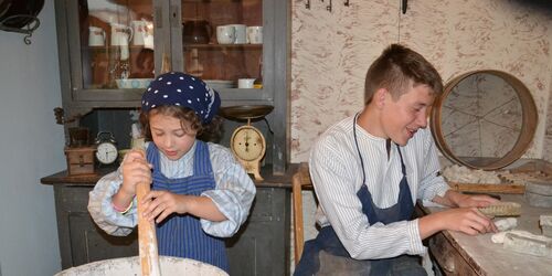 Kinder in der Drücker-Werkstatt, Foto: Spielzeugmuseum Neustadt