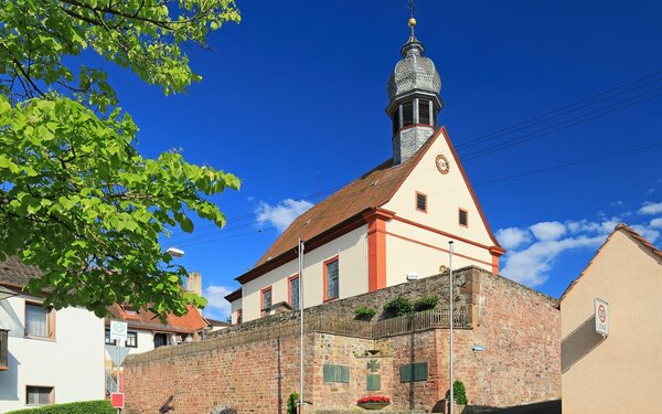Die Kirche St. Bartholomaeus in Gambach, Foto: Uwe Miethe, Lizenz: DB