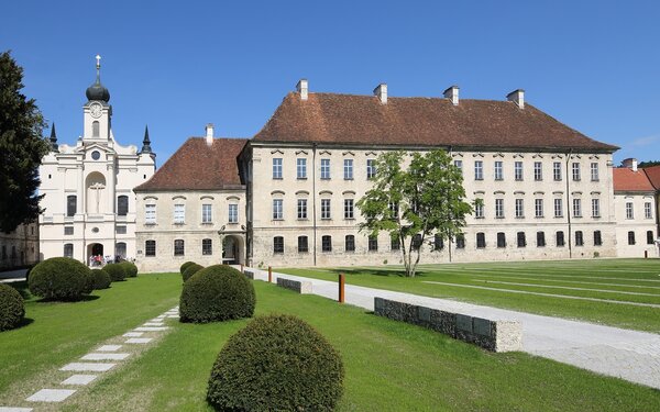Kloster Raitenhaslach, Frontansicht mit Aussenanlagen
