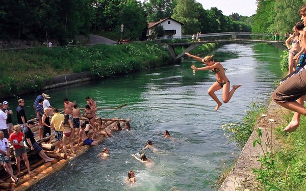 Badende und Isarfloss bei der Grosshesseloher Brücke