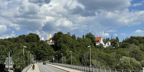 Blick auf Burg Grünwald von der Grünwalder Brücke
