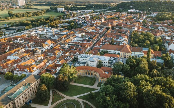 Organgerie mit Innenstadt und Berg