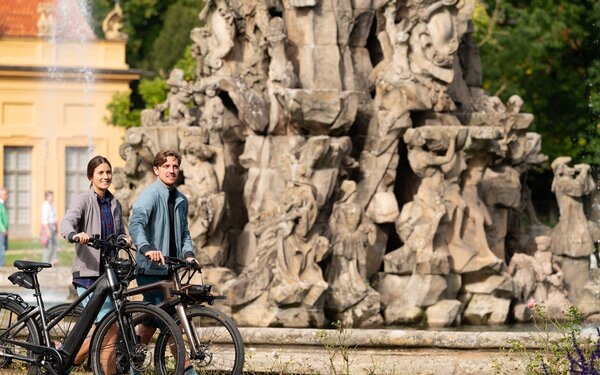 Paar mit Fahrrad Schlossgarten