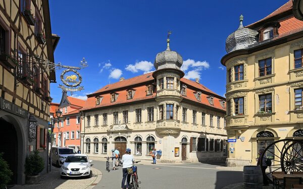 Die Marktstrasse fuehrt links vom Rathaus rechts in Richtung Schlossplatz