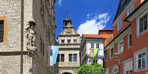 Links das Renaissance-Rathaus mit der St.-Georgs-Figur an der Südostecke. Im Hintergrund das Maintor