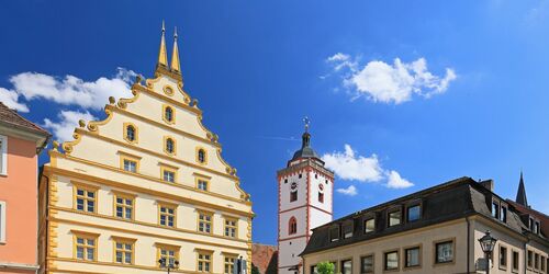 Der Schloßplatz mit dem Seinsheimischen Schloss und der Kirche St. Nikolai