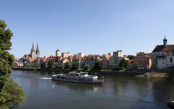 Schiffe am Ufer der Donau in Regensburg