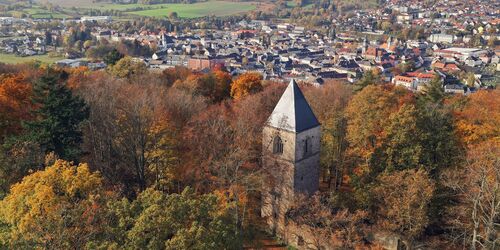 Blick auf Wunsiedel über den Katharinenberg im Herbst