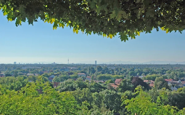 Blick auf München von der Terrasse vom Schloss Dachau, Foto: Guido Radig/Wikimedia Commons, CC BY-SA