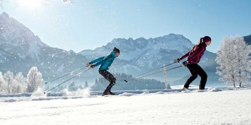 Zwei Skifahrer beim Langlauf