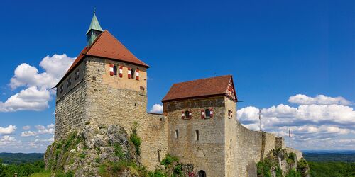 Burg vor blauem Himmel