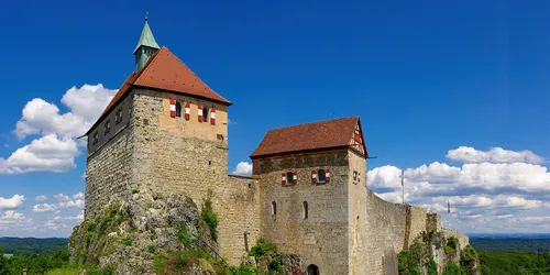 Burg vor blauem Himmel
