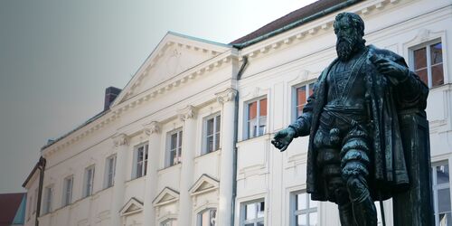 Statue vor weißem Gebäude