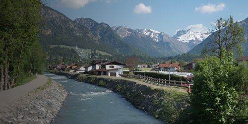 Blick auf Oberstdorf mit Bergen im Hintergrund