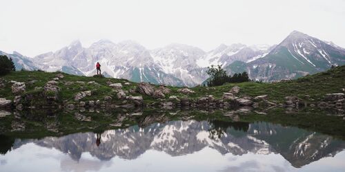 Allgäu Alps: Summit happiness in the mirror of the Guggersee lake