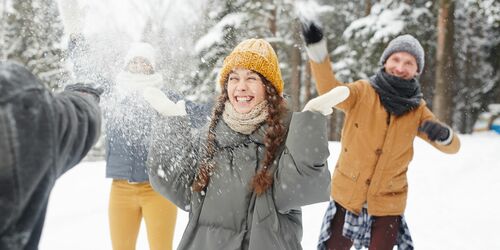 Junge Menschen im Schnee