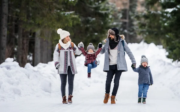 Junge Familie bei Spaziergang im Schnee