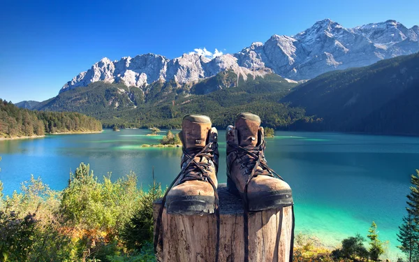Wanderstiefel vor See und Bergpanorama