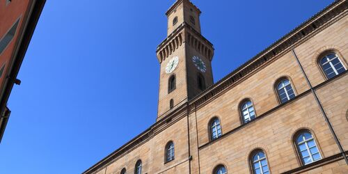 Rathaus in Fürth vor blauem Himmel