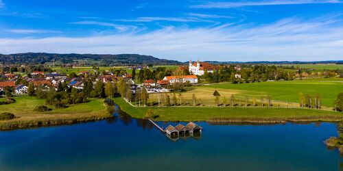 Luftaufnahme vom Kochelsee und Schlehdorf