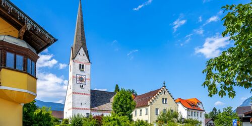 Kirche und blauer Himmel in Garmisch Partenkirchen