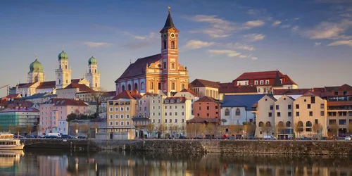 Blick von der Donau auf das Ufer in Passau