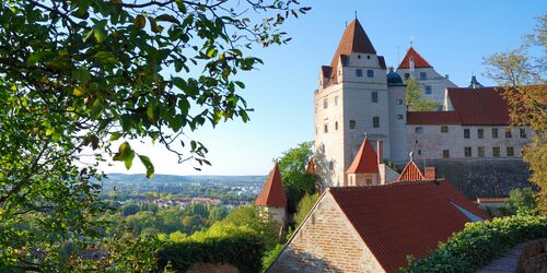 Bäume und Burg Trausnitz über Landshut