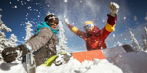 Zwei Snowboarder beim Spaß in Schnee