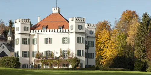 Blick auf ein festliches Anwesen mit einer gut gepflegten Wiese im Vordergrund