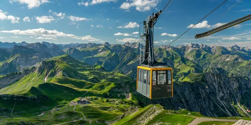 Seilbahn vor Gebirgspanorama