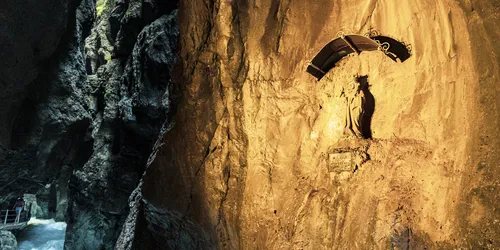 Heiligenfigur in der Wand in der Partnachklamm