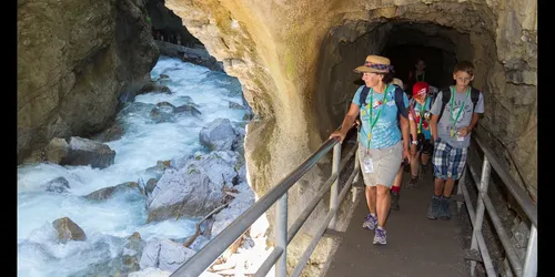Menschen gehen durch die Partnachklamm