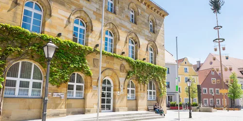 Rathaus und Mailbaum der Stadt Wassertrüdingen