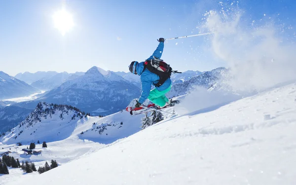 Skifahrer bei der Skiabfahrt