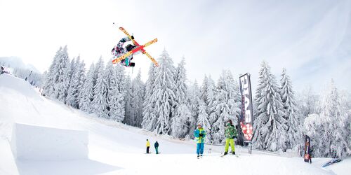 Skifahrer beim Sprung