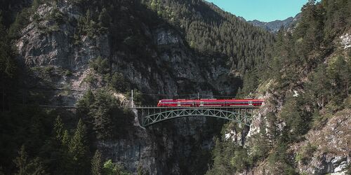 Schlossbachklamm mit DB Regio Zug auf einer Brücke