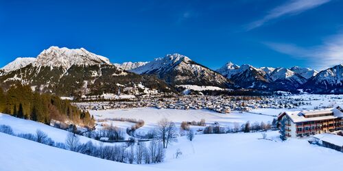 Blick auf Oberstdorf und Berge im Schnee