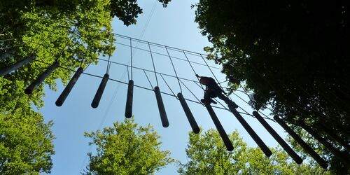 Kletterer im Hochseilgarten im Kletterwald Spessart