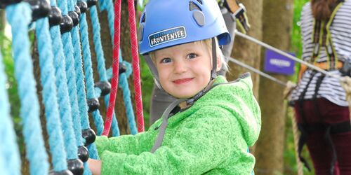 Kind mit Helm im Kletterwald Grüntensee