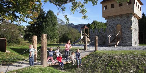 Kinder auf dem Ritterspielplatz Pfronten