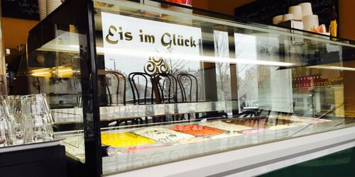 Eistheke mit einem Schild "Eis im Glück"