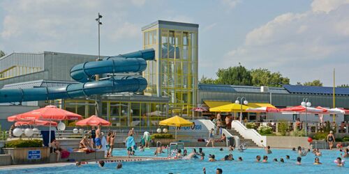 Pool der Amperoase in Fürstenfeldbruck mit Rutsche