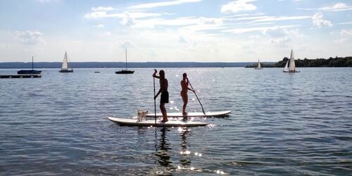 See mit Segelbooten und zwei Stand Up Paddlern